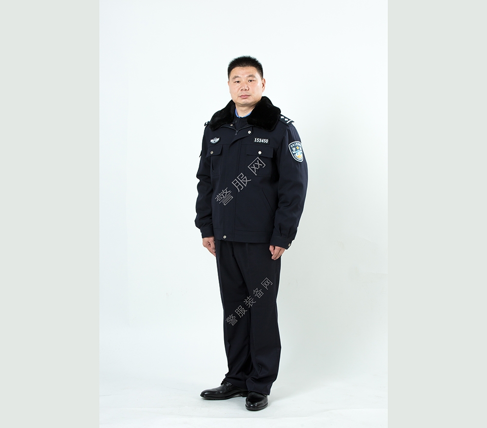 枣庄警察冬执勤服